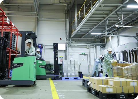 倉庫内で数名のスタッフが作業している様子の写真