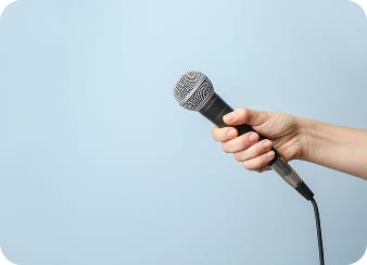 マイクを向ける手のイメージ写真