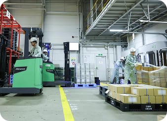 倉庫内で数名のスタッフが作業している様子の写真