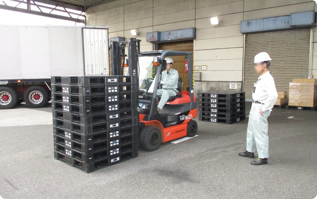 フォークリフトの実技研修の様子の写真