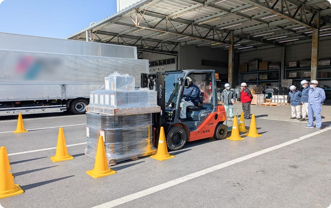 フォークリフトの実践研修の様子の写真