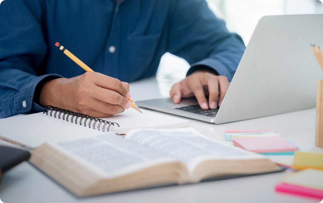 勉強をする人のイメージ写真