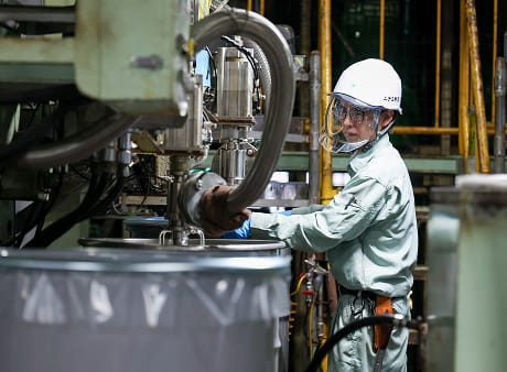 充填作業をするスタッフの写真