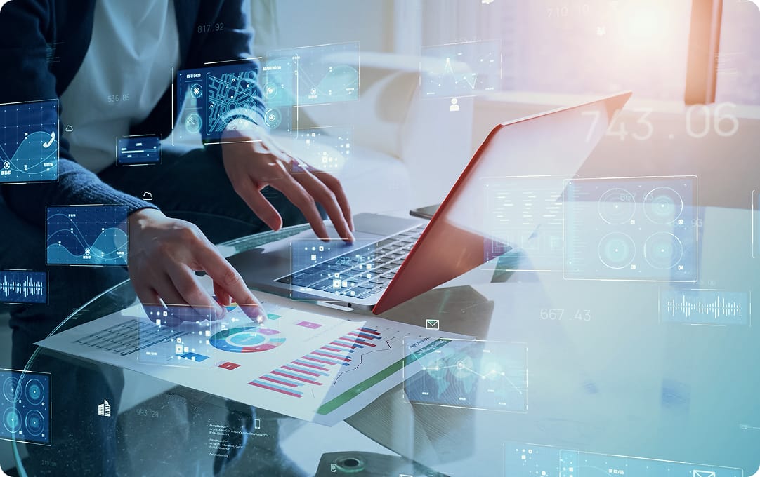 ノートパソコンで作業をする人のイメージ写真