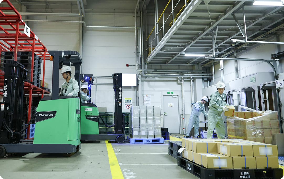 倉庫内で数名のスタッフが作業している様子の写真