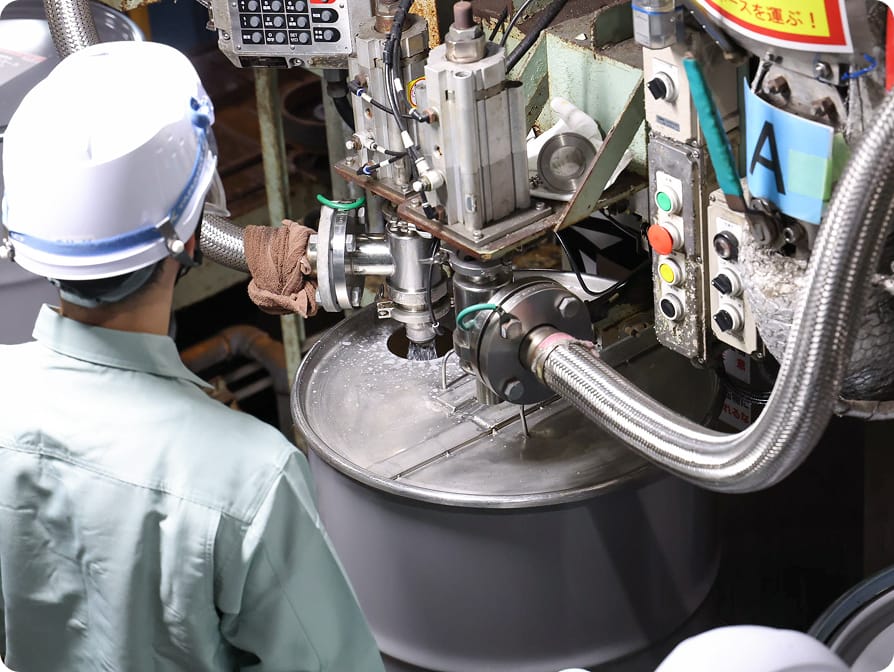 充填作業を行うスタッフの写真