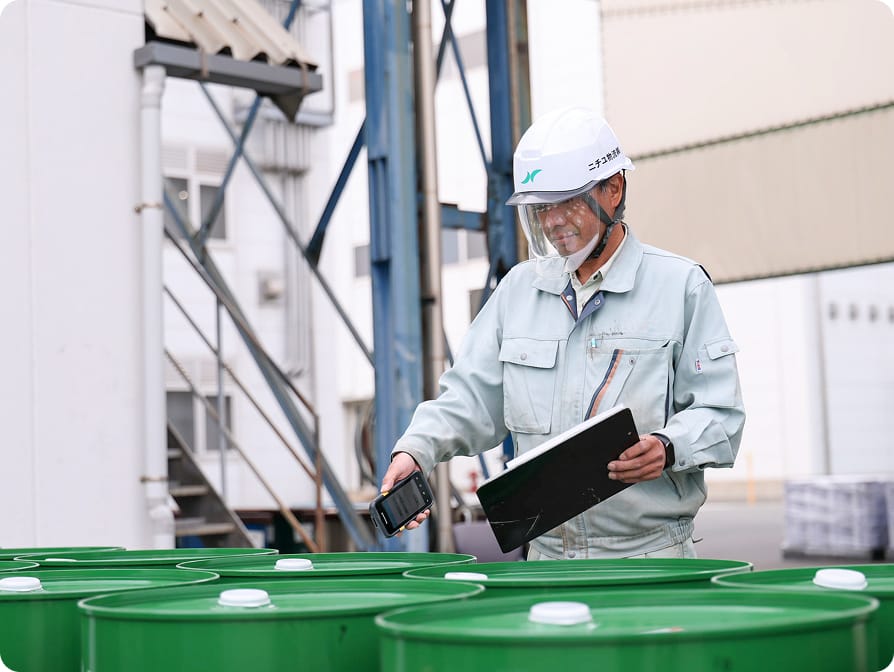 検品作業を行うスタッフの写真