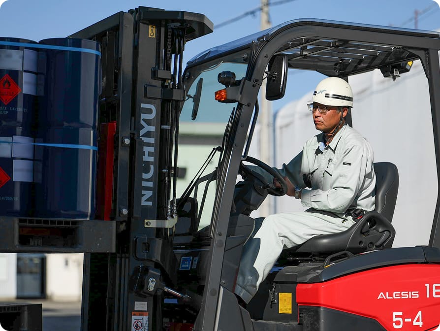 積み込み作業を行うスタッフの写真