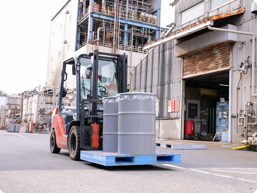 製品をフォークリフトで搬送する様子の写真