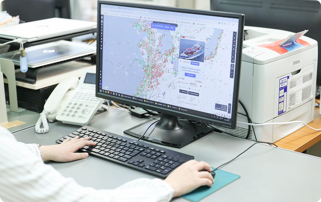 貨物船追跡マップを表示するPCモニターの写真