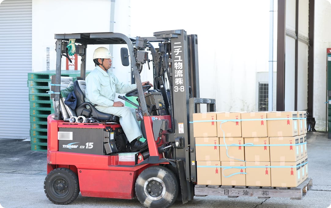 フォークリフトで荷物を運ぶ写真