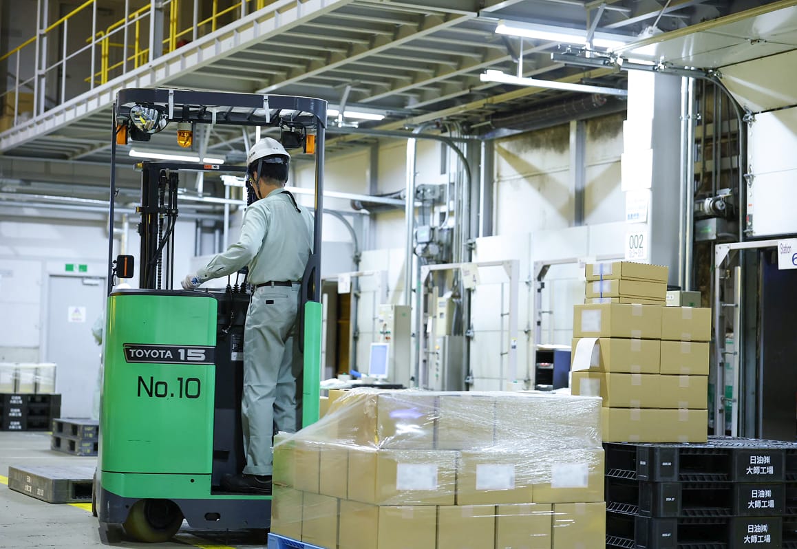 フォークリフトを操作する作業スタッフの写真