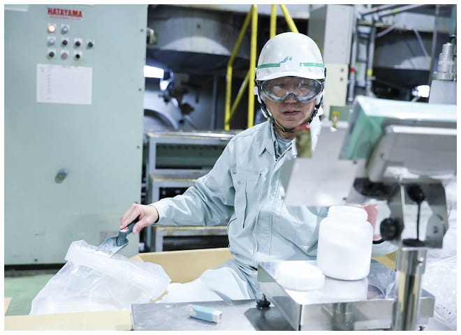 ゴーグルを装着した作業スタッフの写真