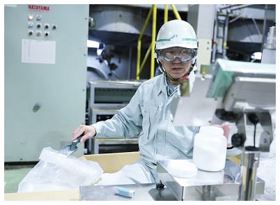 ゴーグルを装着した作業スタッフの写真