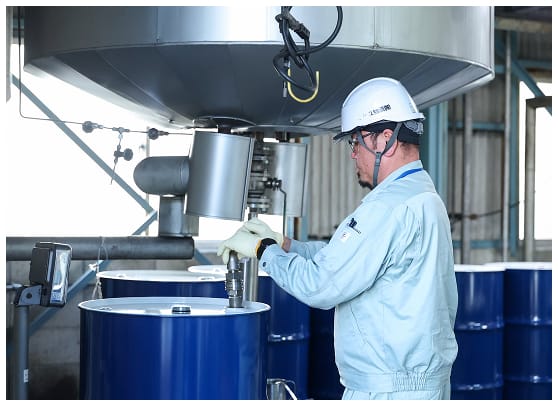 充填をする作業スタッフの写真