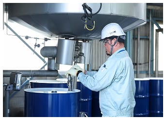 充填をする作業スタッフの写真