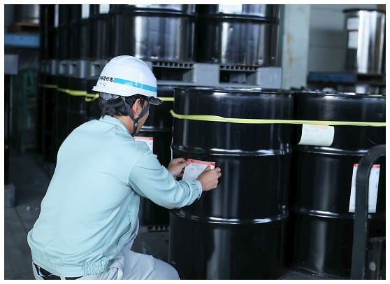 ラベル貼りをする作業スタッフの写真