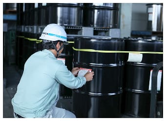 ラベル貼りをする作業スタッフの写真