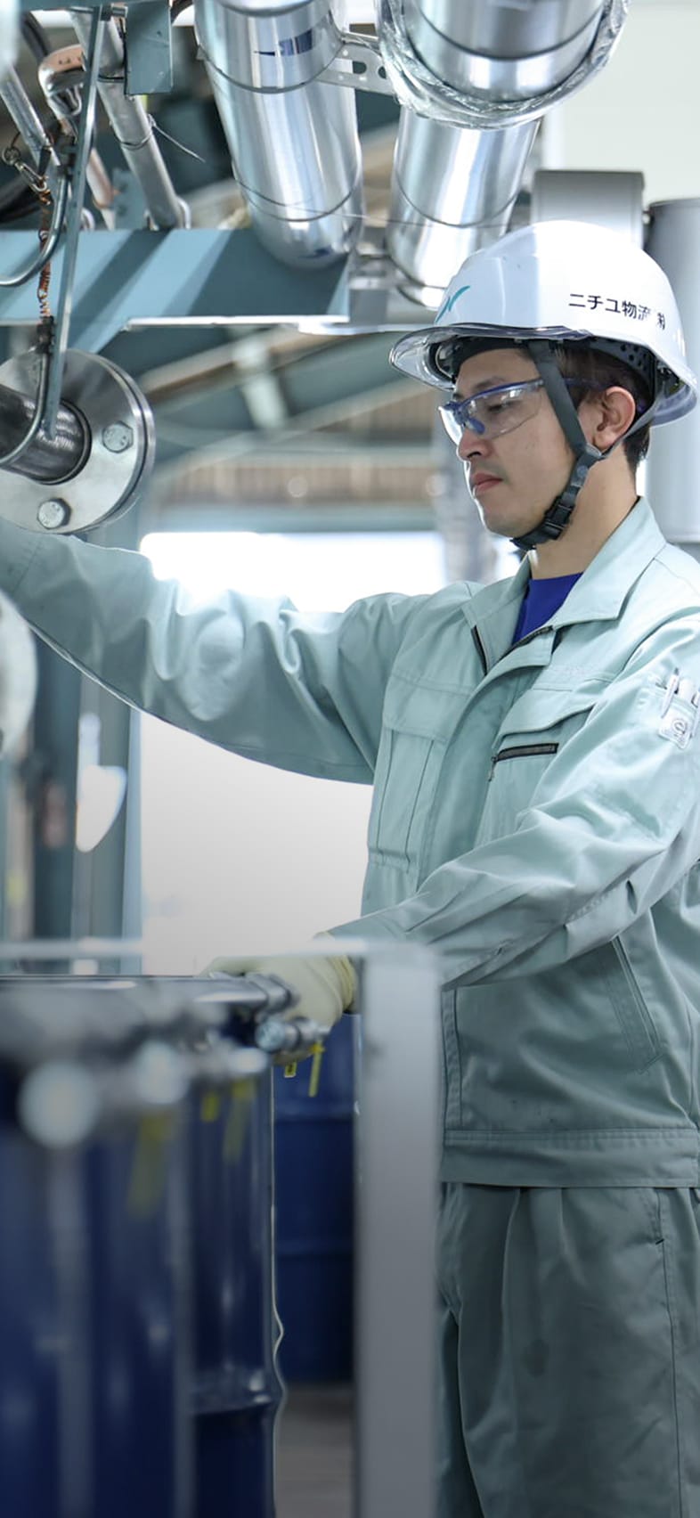 充填をする作業スタッフの写真