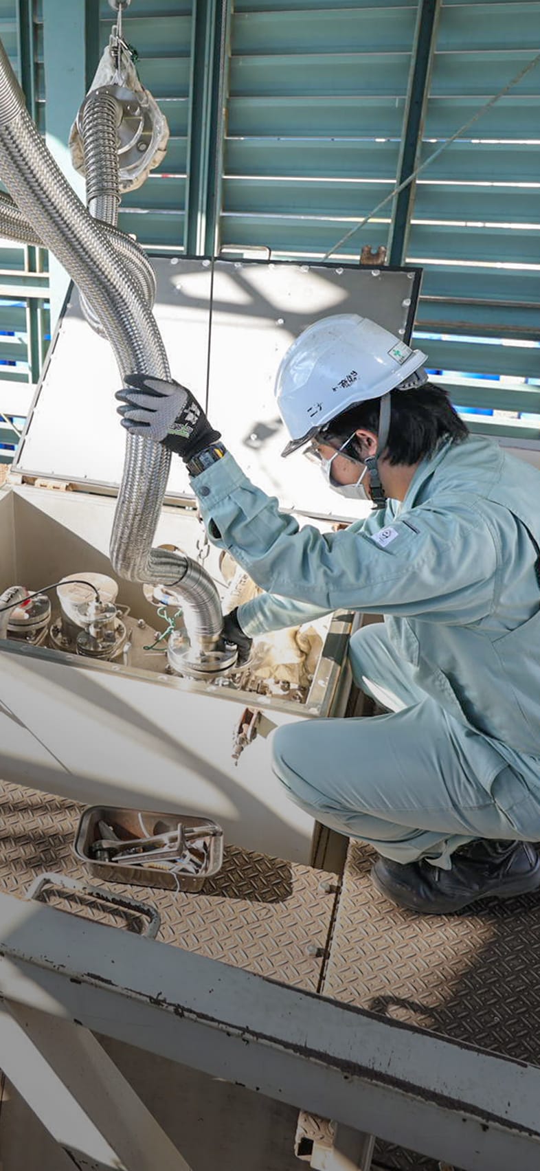 ローリーに充填する作業スタッフの写真