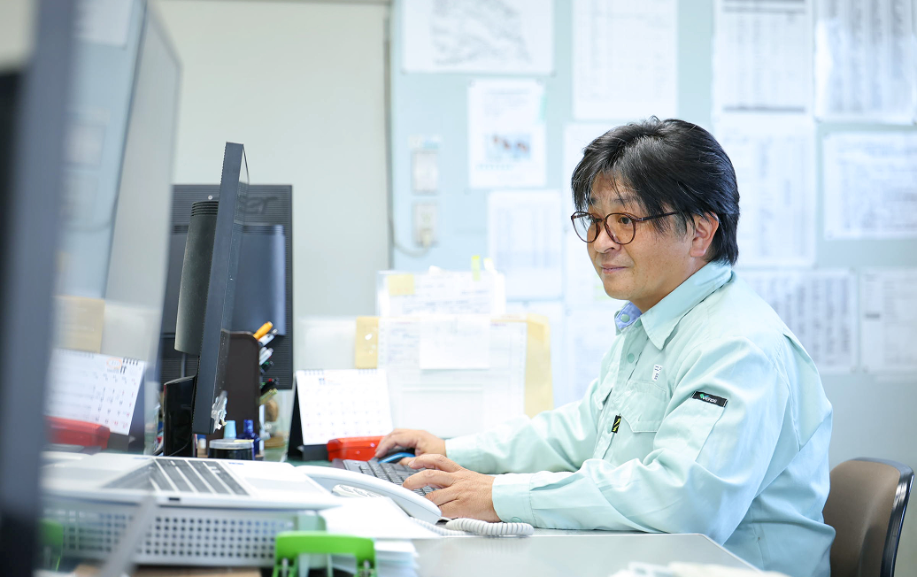 PCに向かって作業をするD.Tさん