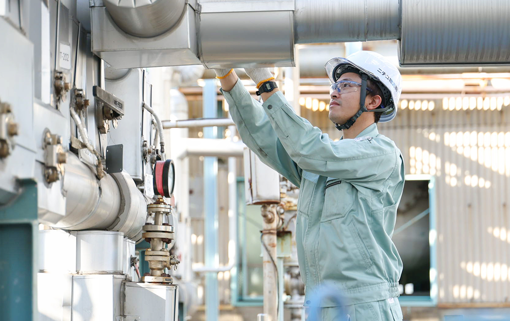 機械設備を調整するA.Hさん