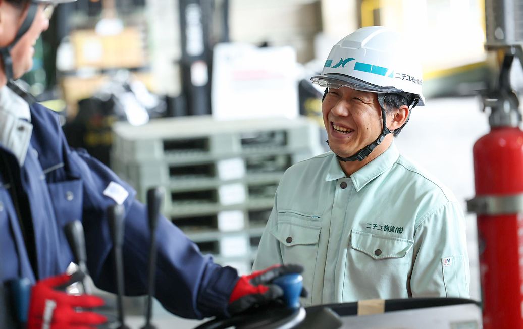 現場で仲間と会話するT.Nさん