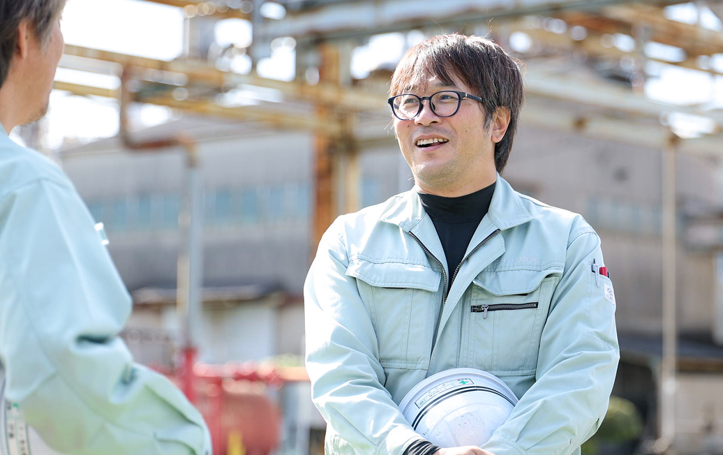 同僚と笑顔で会話するY.Wさん